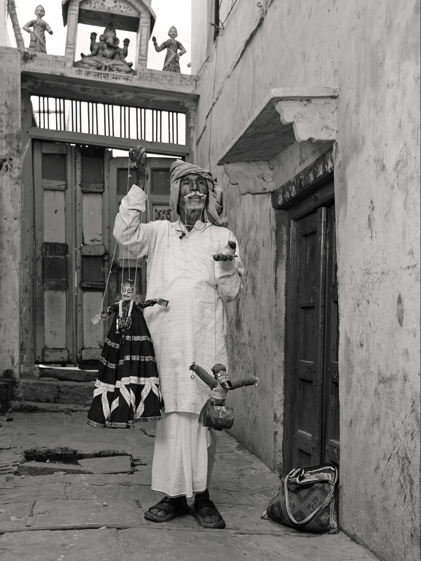 How to earn cleaner ears, a street astrologer and other representatives of vanishing professions in India How to earn cleaner ears, a street astrologer and other representatives of vanishing professions in India