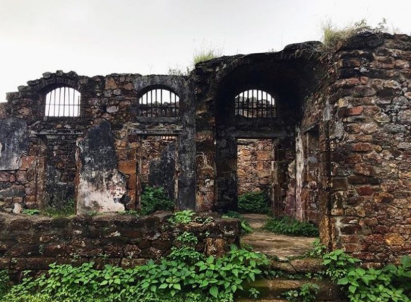 The prison on Devil's island: the ruthless blade "dry guillotine"